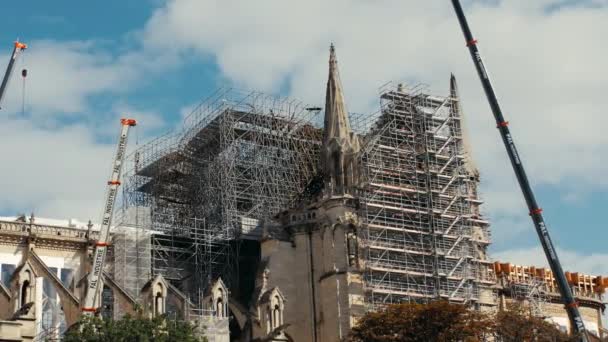 Paris, Fransa - Eylül 2019: Yangından sonra Notre Dame de Paris. Yangından sonra katedralin çökmesini önlemek için takviye çalışmaları devam ediyor. — Stok video