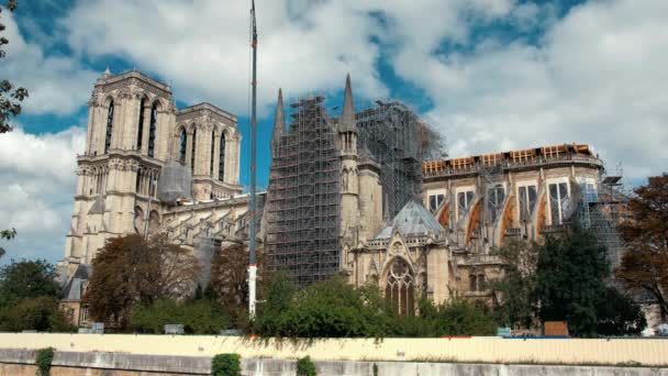 Grúa de construcción en la Catedral de Notre-Dame en París en otoño de 2019. En abril de 2019, la catedral gótica de Notre-Dame en París fue parcialmente destruida por un incendio — Vídeo de stock