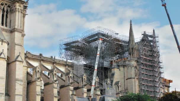 París, Francia - septiembre 2019: Vista lateral de Notre Dame de París o Catedral de Notre-Dame durante la restauración durante la reconstrucción — Vídeo de stock