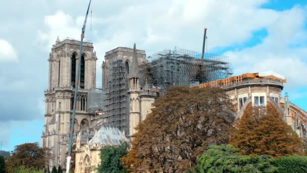 Paris, France - September 2019: Construction cranes and scaffolding around Notre Dame de Paris Cathedral. The consequences of a fire — Stockvideo
