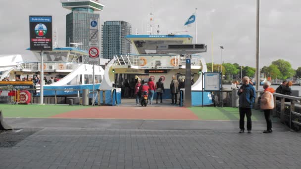 암스테르담, 네덜란드 - 2019 년 10 월: 암스테르담 여객선 이 중앙 역 과 암스테르담 노르트 사이에서 운행. 서비스 무료입니다. — 비디오