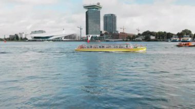 Amsterdam kanalı merkezi istasyon yakınlarındaki Lj 'de nakliye yapıyor.