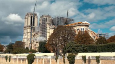 Notre Dame de Paris, duvarların onaylanması ve pekiştirilmesi evresi. Katedralin genel görünümü, iskele ve iki dev vinç iş başında..