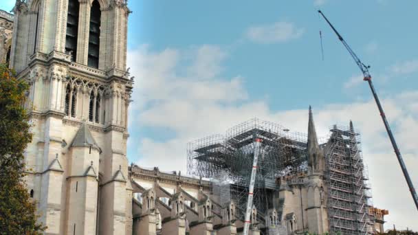 Paris, Prancis - September 2019: Notre Dame de Paris setelah kebakaran. Perbaikan dilakukan setelah kebakaran, untuk mencegah. Katedral runtuh di Paris — Stok Video