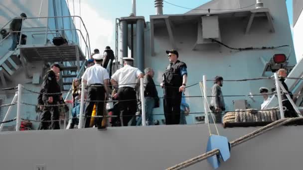 Odessa, Ukraina - september 2019: Flottans män, beväpnade män och marinsoldater vaktar ett Nato-krigsfartyg under en utflykt som är öppen för civila — Stockvideo