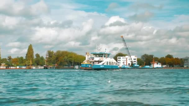 Amsterdam, Nederland - september 2019: Passagiersblauwe ferry steekt de rivier de Ij over — Stockvideo