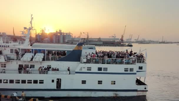 Odessa, Ucrania - agosto de 2019: Fiesta automovilística al amanecer en el barco. Mucha gente se divierte bailando y escuchando la música de un DJ techno al atardecer. El barco se va al mar — Vídeo de stock