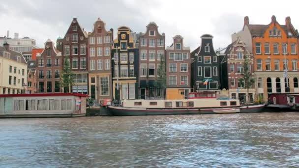 Amsterdam, Netherlands - September 2019: Landmark dance house Криваві будинки з нерівними стінами. Типові голландські будівлі. Вид з каналу. — стокове відео