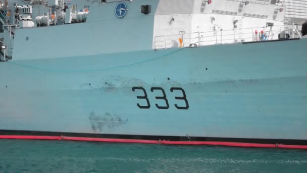 Vue rapprochée du côté d'un navire de guerre de l'OTAN portant le numéro de queue 333. Des marins non identifiés sont visibles à bord — Video