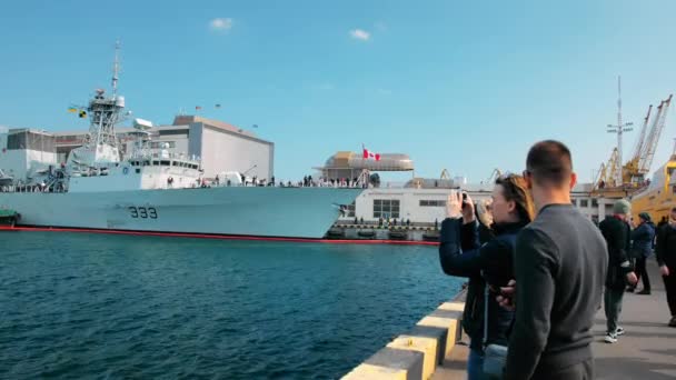 Odessa, Oekraïne - september 2019: Burgers op de pier bekijken en fotograferen de Nato-vloot. Verschillende oorlogsschepen afgemeerd in de haven — Stockvideo