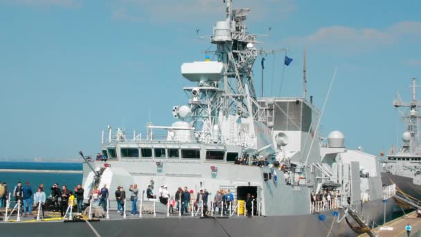 Odessa, Ukraine - Septembre 2019 : Journée d'excursions ouvertes pour les civils sur un navire de guerre de l'OTAN. Beaucoup de gens sur le pont voient des fusils et des canons — Video