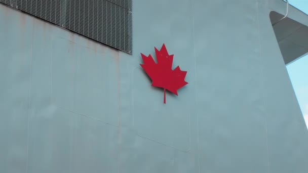 Escudo del Estado de Canadá a bordo de un buque de guerra de la OTAN — Vídeo de stock