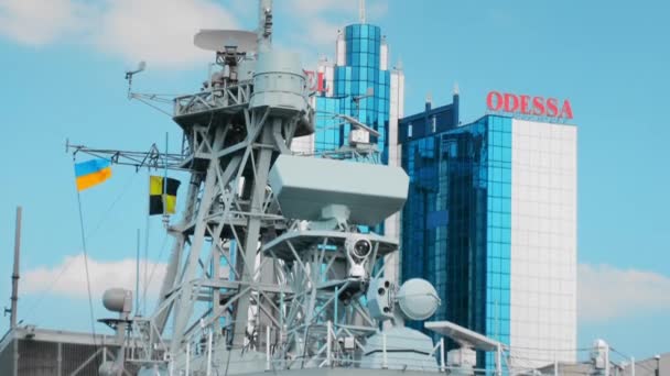 Odessa, Ukrajina - září 2019: Navigační vybavení a rádiové lokátory na válečné lodi NATO — Stock video