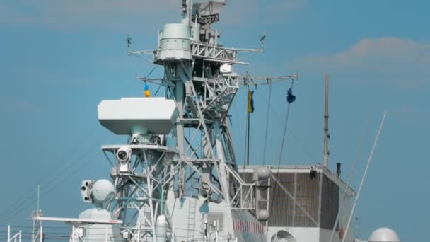 Éclairage, équipement radar et drapeaux sur le mât d'un navire de l'OTAN — Video