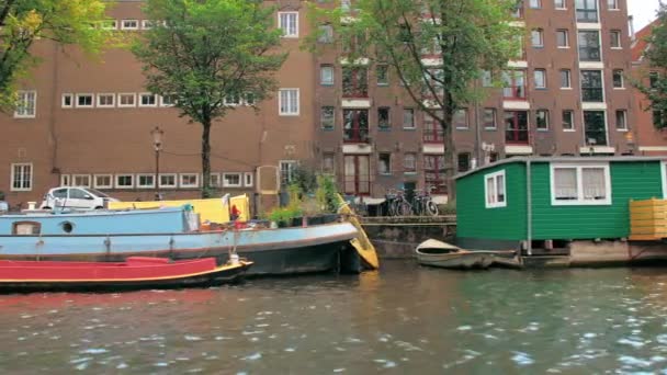 Amsterdam, Nizozemsko - září 2019: Typické domy v centru Amsterdamu. Pohled z kanálu — Stock video