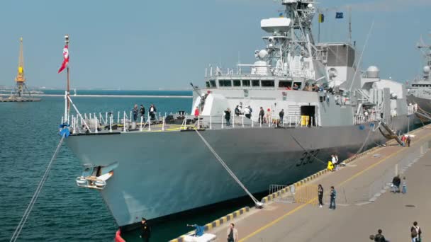 敖德萨（英语：Odessa, Ukraine）：2019年9月：纳托斯战舰在港口码头。 对军舰上的平民的旅行。 身份不明的人检查枪支和雷达装置 — 图库视频影像