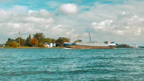 Amsterdam, Nederland - september 2019: grote vrachtboot steekt de rivier de Ij over. — Stockvideo