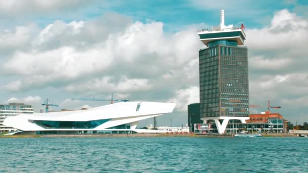 Amsterdam, Paesi Bassi - settembre 2019: forma futuristica dell'edificio dell'Eye Film Museum e dell'edificio dell'Amsterdam Lookout sul porto chiamato Het IJ — Video Stock