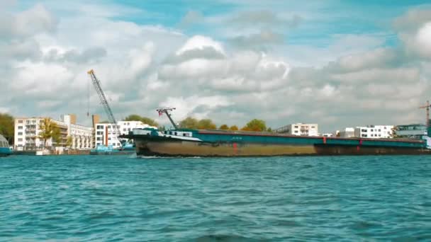 Amsterdam, Nizozemsko - září 2019: velký nákladní člun přejíždí řeku Ij. — Stock video