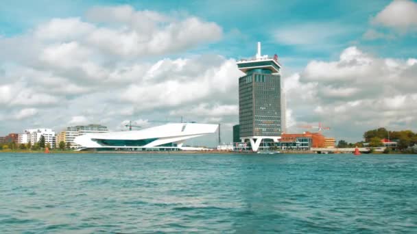 荷兰阿姆斯特丹- 2019年9月：阿姆斯特丹北部海岸的Toren和Eye电影研究所从观光船拍摄 — 图库视频影像