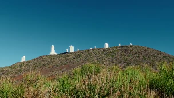 Телескопы космической обсерватории на холме высокогорного вулкана. Тенерифе, Канарские острова. Концепция наблюдения за звездами, пришельцами — стоковое видео