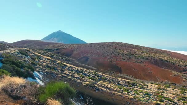 Las Canadas del Teide veya Teide Milli Parkı Pico del Teide klasik hedef manzara, İspanya'nın en yüksek volkanik zirve, taze endemik bitki örtüsü ile çevrili, Tenerife, Kanarya Adaları — Stok video