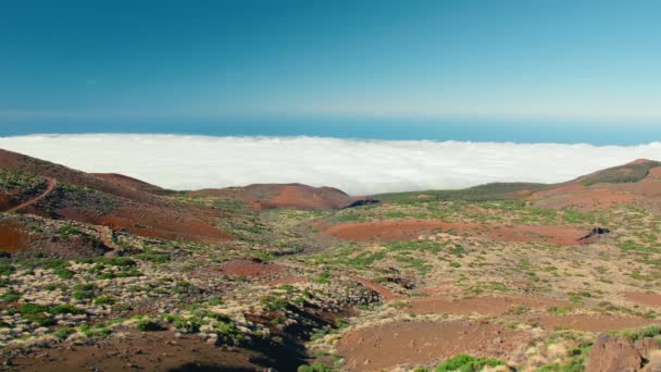Gyönyörű festői hegyi táj Teide vulkán a Kanári-szigeteken, hegyek emelkedő lepel felett nehéz alacsony szórt felhők. Széles látószögű panoráma