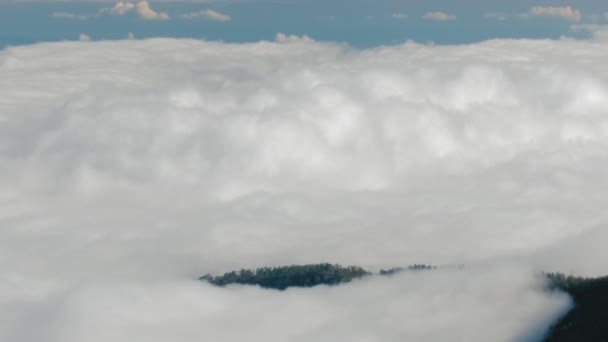 Над облаками после трудного похода на вершину Тейде вулкан на Канарских островах. Тяжелый один день поход на вершину пика вулкана, вид сверху, дно скрыто в облаках — стоковое видео