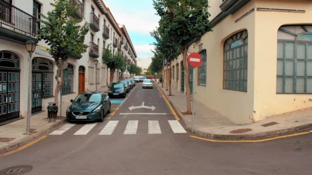 Teneriffa, Kanarieöarna, Spanien - januari 2019: Typisk gata i en europeisk stad. Bilen närmar sig vägen. Trafikskylt i förgrunden - ingen trafik. Kan användas för att illustrera Spanien, portugal — Stockvideo