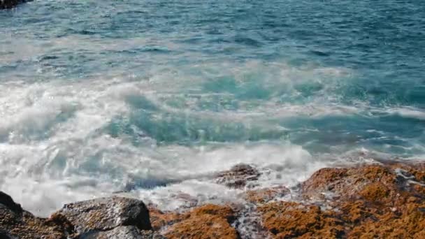 Rompiendo el surf en la roca de lava amarilla lanza spray en el aire en la costa de Los Gigantes, Islas Canarias. Océano Atlántico — Vídeo de stock