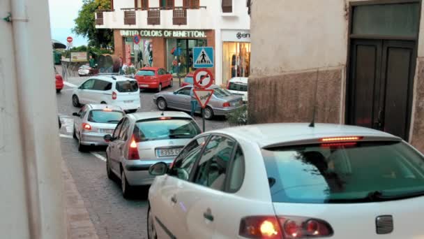 Teneriffa, Kanarieöarna, Spanien - januari 2019: trafikstockning på en smal gata. Vägskäl med många bilar — Stockvideo