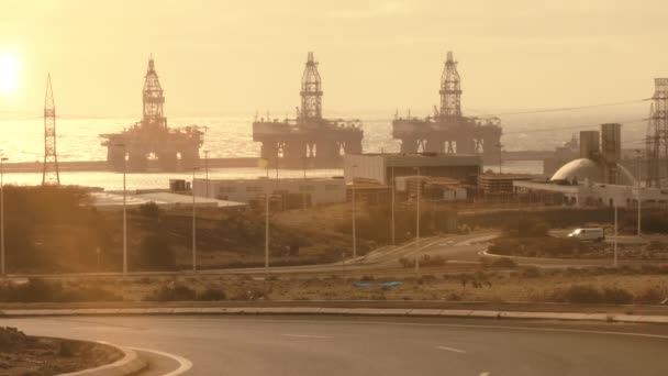 Plataforma de perforación de plataforma de petróleo marino al atardecer — Vídeos de Stock