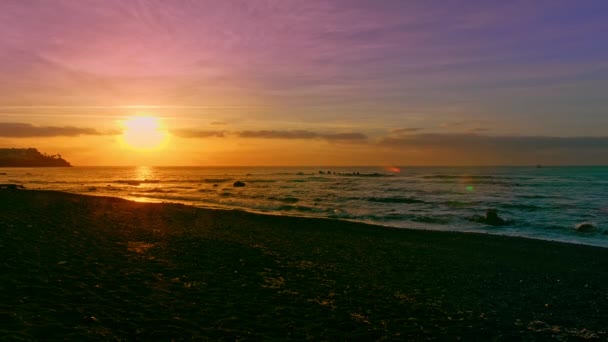 Naturlig solnedgång eller soluppgång över havet. — Stockvideo