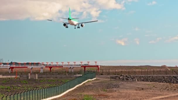 Tenerife, Ilhas Canárias, Espanha - Janeiro de 2019: O avião não reconhecido é um avião verde antes de aterrar na pista. Nudez leve, voo suave — Vídeo de Stock