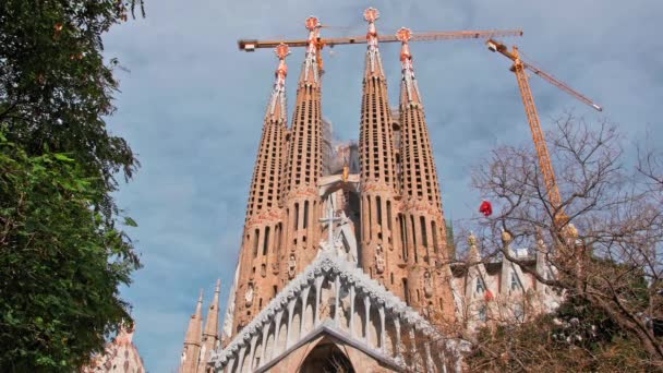Барселона, Испания - февраль 2019 года: Саграда Фабрегас. Несколько строительных кранов возле собора. Концепция незавершенных зданий — стоковое видео