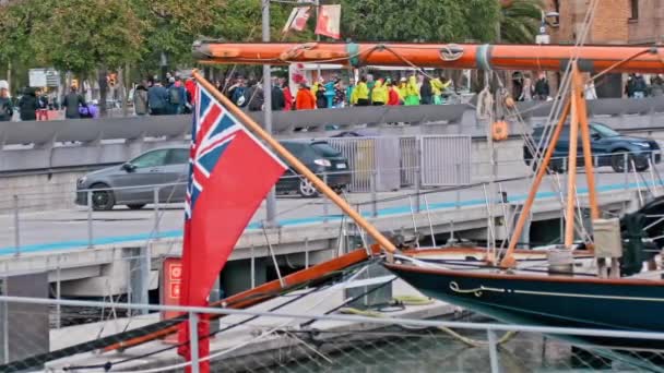 カタルーニャの首都バルセロナ沖のマリーナに係留された豪華なセーリングヨットに英国の旗。豊かな休息、休暇、リラクゼーションの概念 — ストック動画