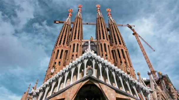 Барселона, Испания - февраль 2019 года: Саграда Фабрегас. Несколько строительных кранов возле собора. Концепция недостроенных зданий. Драматическое небо с облаками — стоковое видео