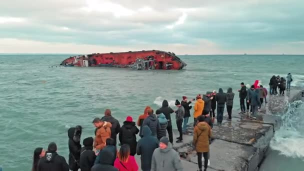 Οδησσός, Ουκρανία - Νοέμβριος 2019: περιβαλλοντική καταστροφή. Πολλοί άνθρωποι ανησυχούν για ένα περιβαλλοντικό περιστατικό. Ακατέργαστο πετρελαϊκό σκάφος προσάραξε σε ισχυρή θαλάσσια καταιγίδα. Αεροπλάνο μη επανδρωμένου — Αρχείο Βίντεο
