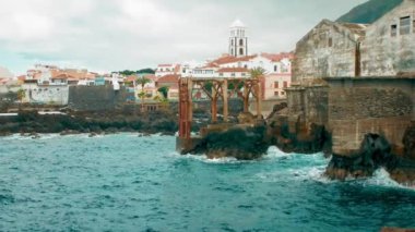 Tenerife 'nin kuzeyinde, Garachico' nun eski yükleme iskelesi. Turizm ve seyahat kavramı