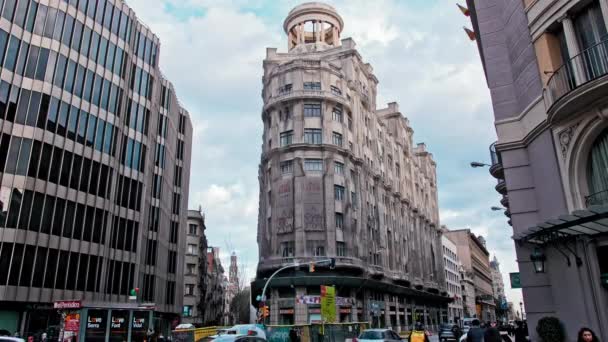 Barcelona, spanien - februar 2019: belebter verkehr mit autos und vielen einheimischen im herzen der katalanischen hauptstadt. geschäftsviertel von barcelona. ein malerisches Eckhaus. — Stockvideo