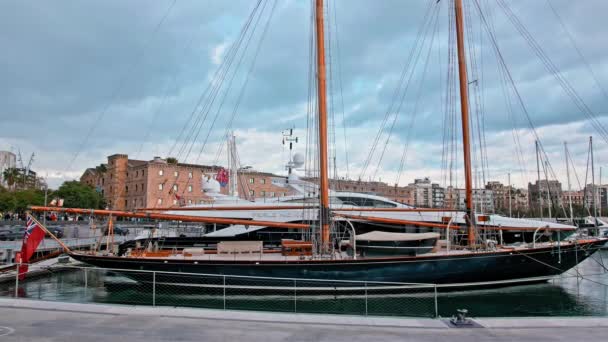 Yacht à voile de luxe amarré dans un port de plaisance au large de Barcelone, la capitale de la Catalogne. Avec le drapeau de Grande-Bretagne. Le concept de repos riche, vacances et détente — Video