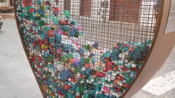 Concetto di raccolta di rifiuti plastici e rifiuti nelle città. Gabbia di ferro per raccogliere coperture da piatti per animali domestici e bottiglie. Il concetto di conservazione della natura, inquinamento ambientale — Video Stock