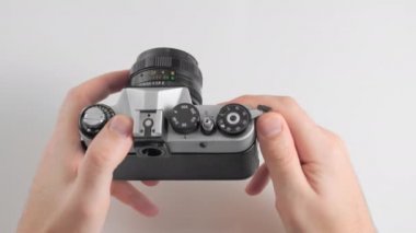 Tanınmayan adam filmi şarj edip eski bir eski moda fotoğraf makinesiyle geri sarar. Sonra panjur düğmesine bas.. 