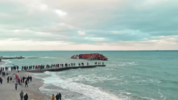 Un desastre ambiental. Mucha gente está preocupada por un incidente ambiental. Un barco de petróleo crudo se estrella que encalló en una fuerte tormenta marina. tiro aéreo con dron — Vídeo de stock