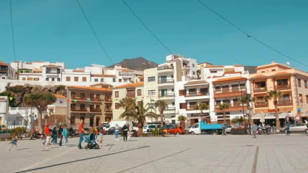 Tenerife, Ilhas Canárias, Espanha - Janeiro de 2019: Praça latina espanhola no meio de uma pequena cidade. Decorado com bandeiras multicoloridas. Algumas casas típicas e locais não reconhecidos — Vídeo de Stock