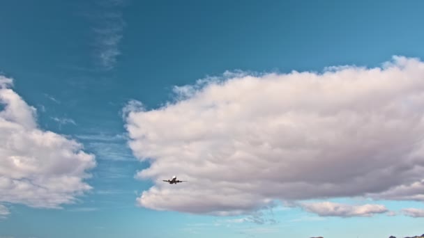 Ein Flugzeug, das tief über dem Boden fliegt. Vorbereitung auf die Landung auf dem Flughafen. — Stockvideo
