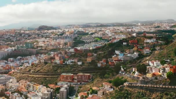 Cityscape εναέρια άποψη σχετικά με Santa Cruz de Tenerife σχετικά με την Ανατολή του ηλίου στις Καναρίους Νήσους — Αρχείο Βίντεο