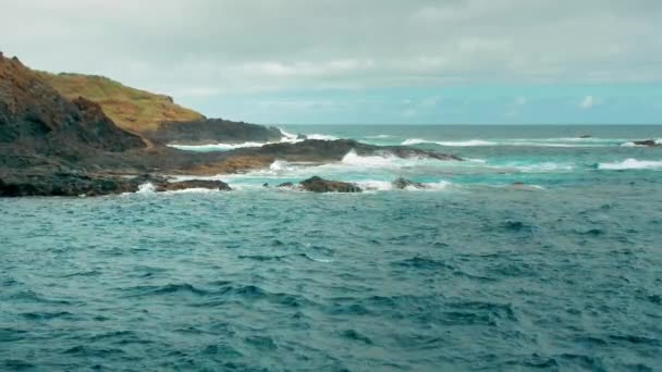 Skalnatý břeh a tyrkysová mořská voda. Krajina na mořském ostrově. Garachico, Tenerife, Španělsko, bílá pěna bušící do vln — Stock video