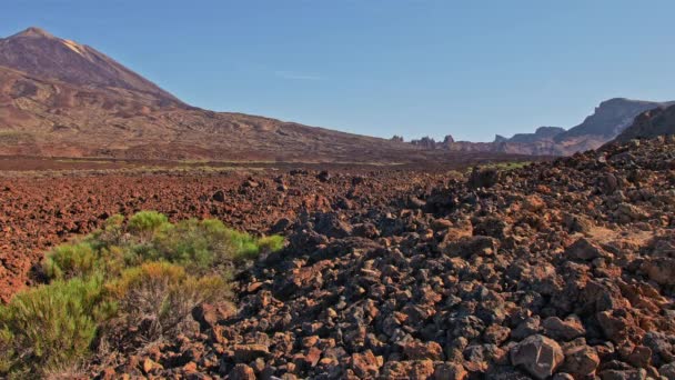 Paisagem vulcânica. Pedra vermelha rocha e colina de pico no fundo. Pode ser usado para ilustrar a vida em Marte, aterrando astronautas em outro planeta . — Vídeo de Stock