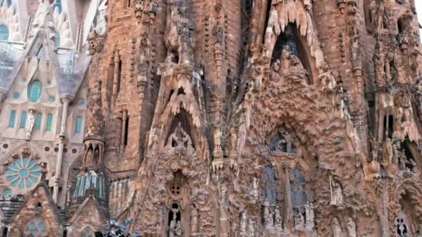 Βαρκελώνη, Ισπανία - Φεβρουάριος 2019: Sagrada Familia Cathedral By Gaudi. Η κύρια είσοδος του καθεδρικού ναού. Πολλοί τουρίστες κοντά στο αξιοθέατο. κοντινό πλάνο — Αρχείο Βίντεο